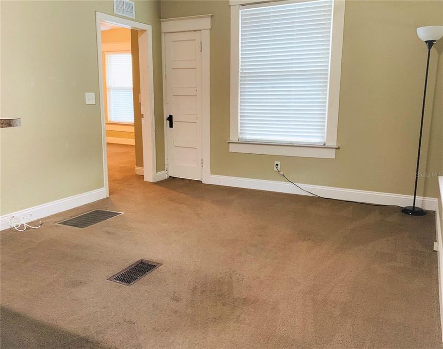 For Rent: $1,400 (1 beds, 1 baths, 700 Square Feet)
