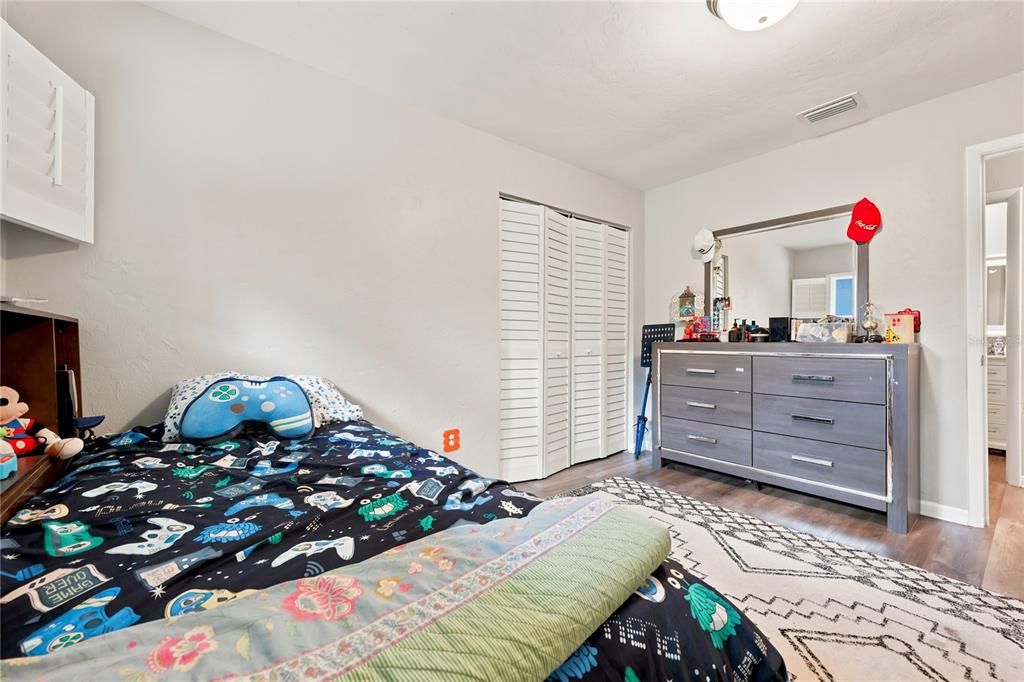 For Sale: $425,000 (4 beds, 2 baths, 1949 Square Feet)