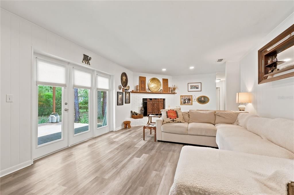 For Sale: $425,000 (4 beds, 2 baths, 1949 Square Feet)