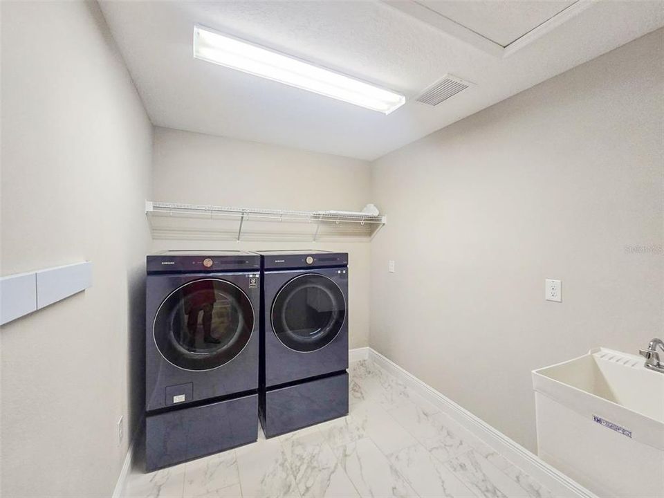 For Rent: $3,200 (5 beds, 3 baths, 3419 Square Feet)