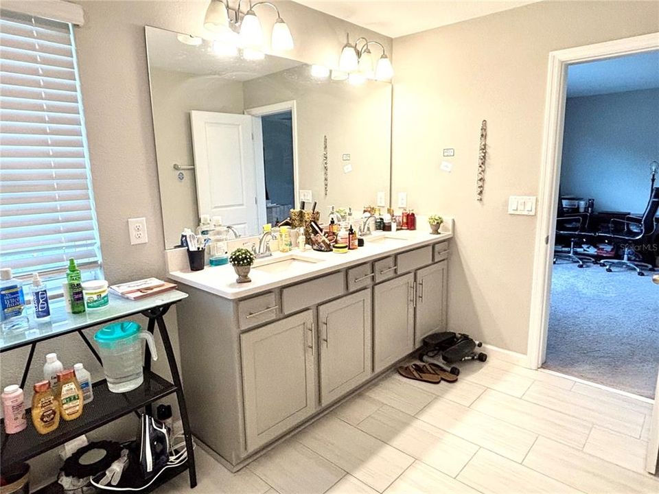 For Sale: $420,000 (5 beds, 3 baths, 2550 Square Feet)