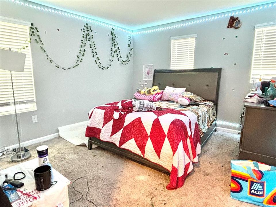 For Sale: $420,000 (5 beds, 3 baths, 2550 Square Feet)