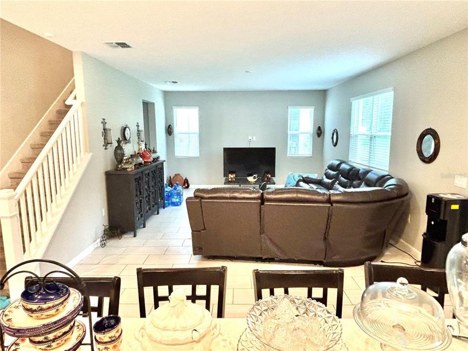 For Sale: $420,000 (5 beds, 3 baths, 2550 Square Feet)