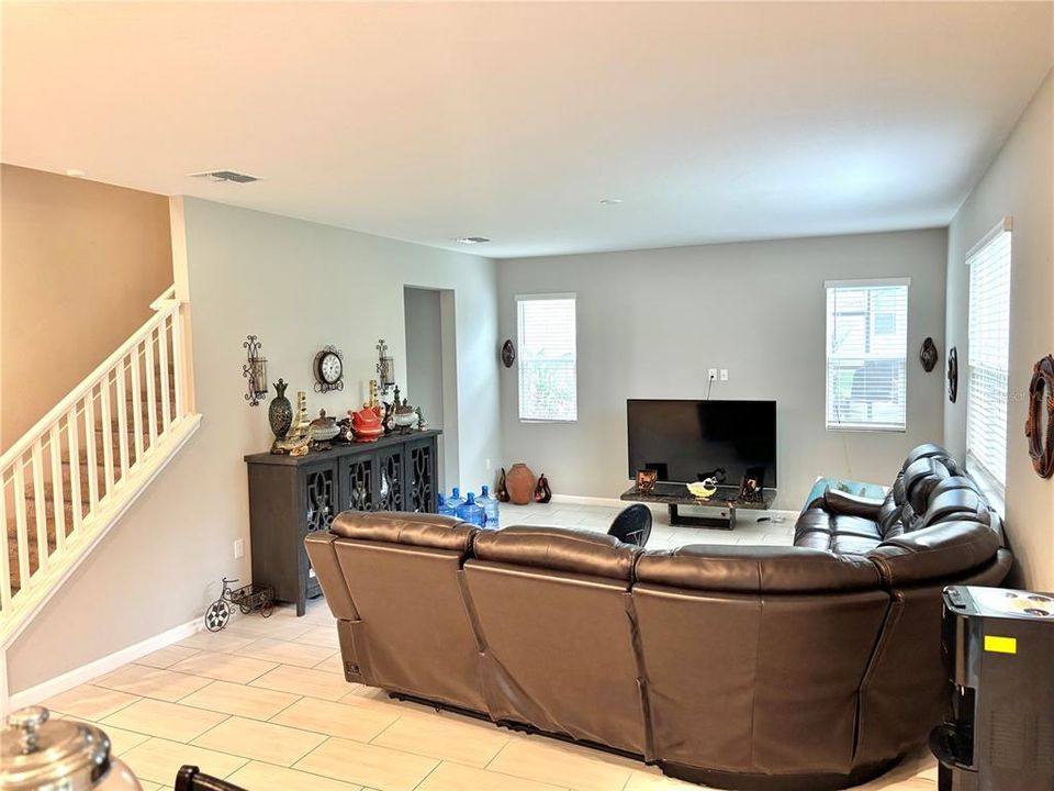 For Sale: $420,000 (5 beds, 3 baths, 2550 Square Feet)