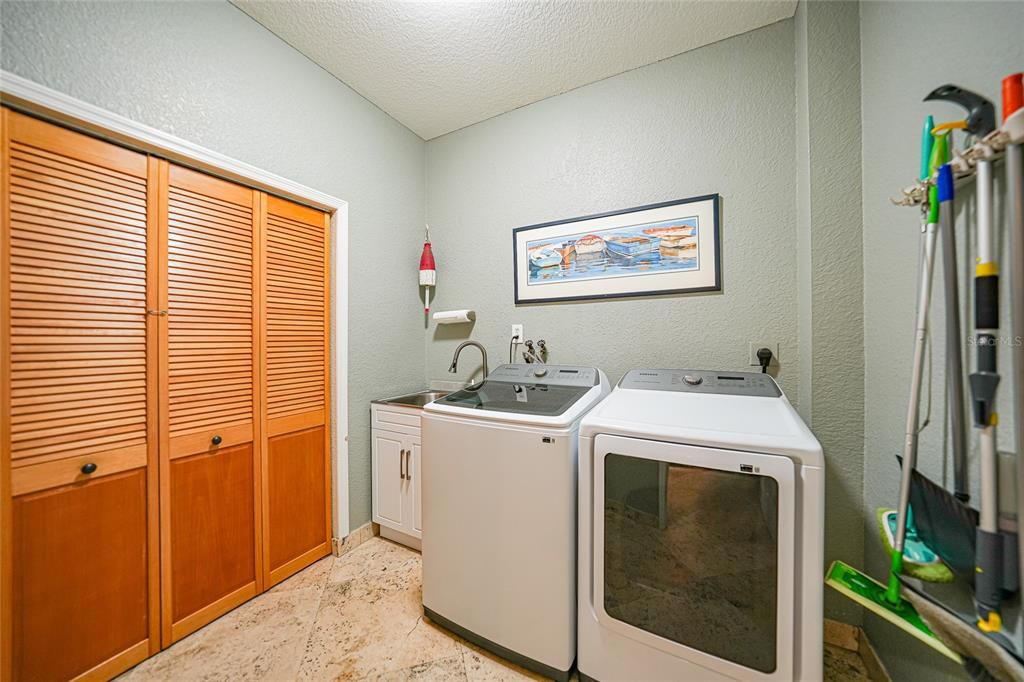 For Sale: $536,000 (3 beds, 2 baths, 1999 Square Feet)