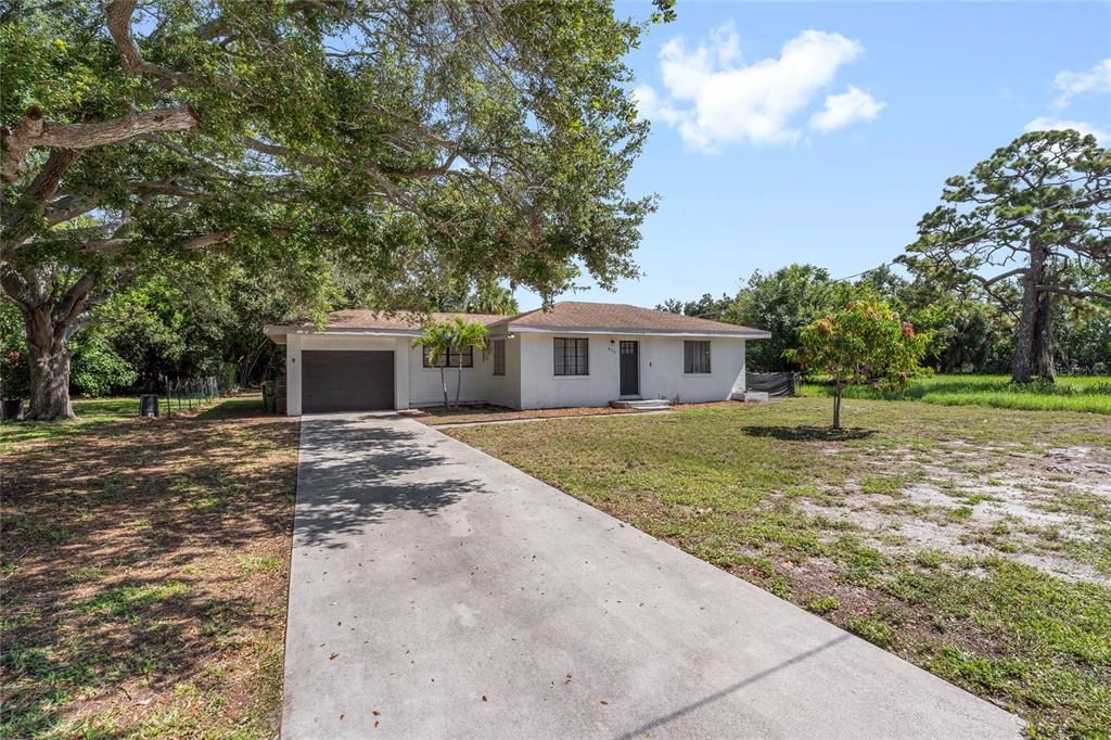 For Sale: $439,000 (3 beds, 1 baths, 868 Square Feet)