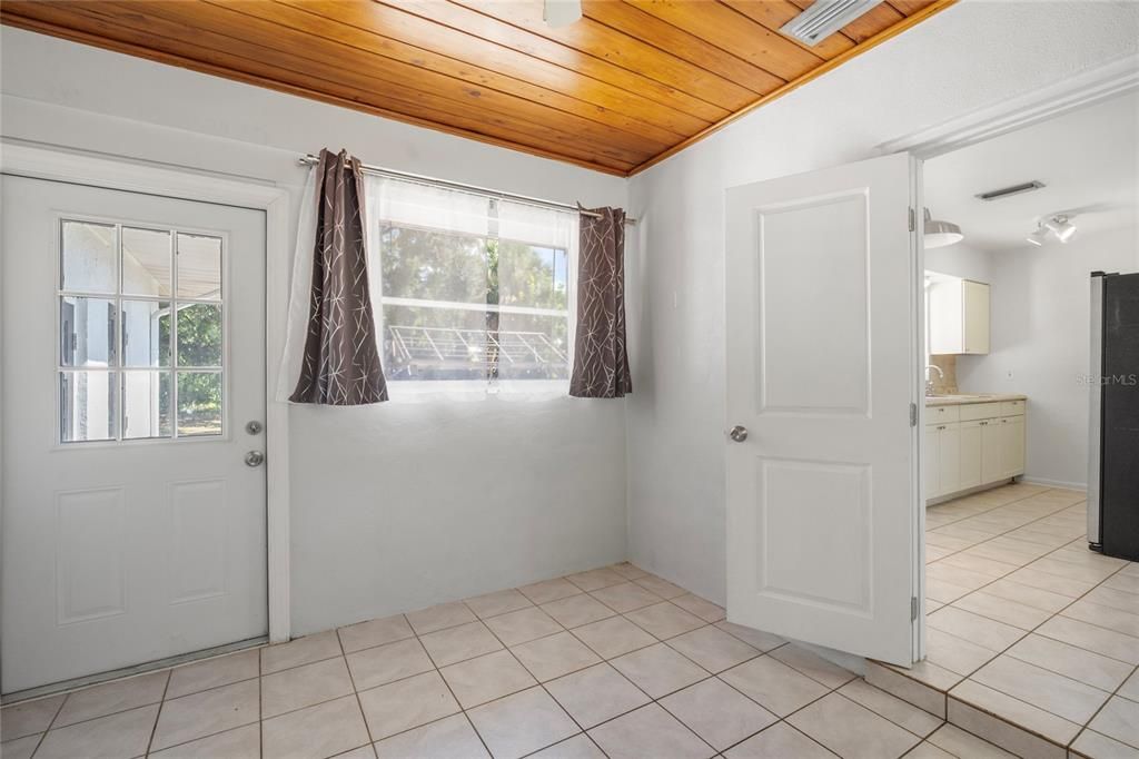 For Sale: $439,000 (3 beds, 1 baths, 868 Square Feet)