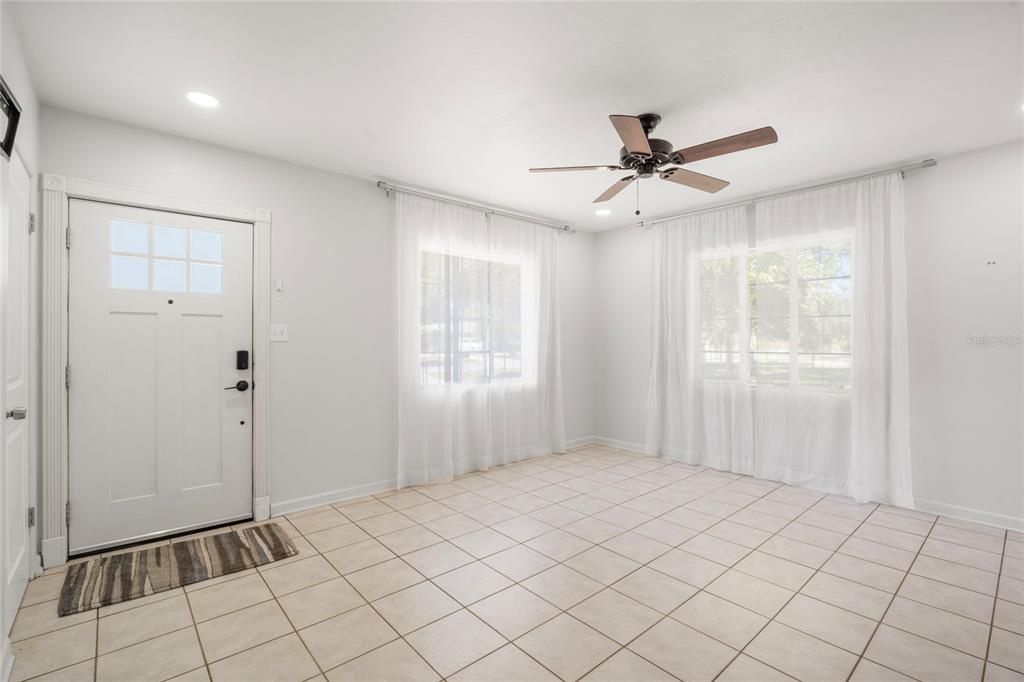 For Sale: $439,000 (3 beds, 1 baths, 868 Square Feet)