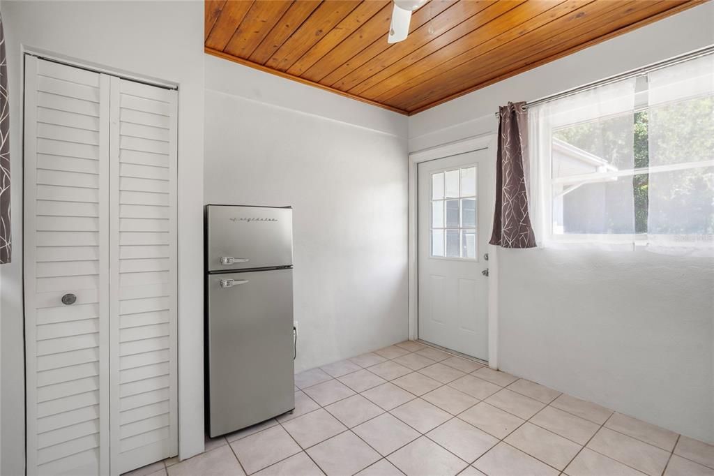 For Sale: $439,000 (3 beds, 1 baths, 868 Square Feet)