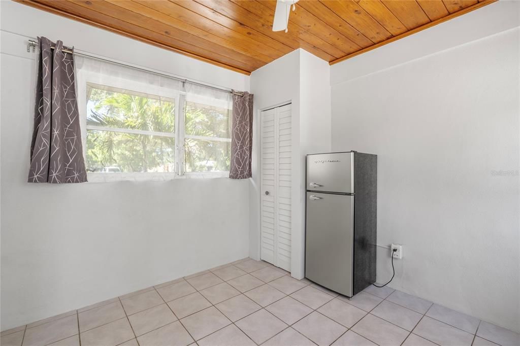 For Sale: $439,000 (3 beds, 1 baths, 868 Square Feet)