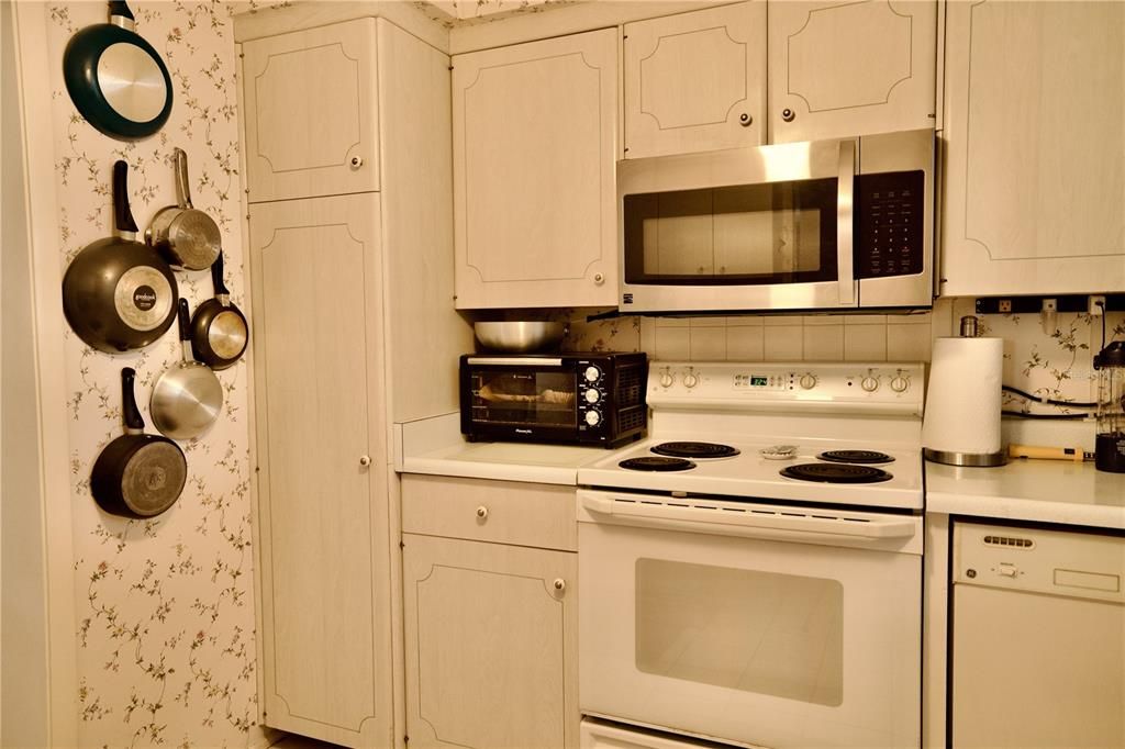 For Sale: $195,900 (2 beds, 2 baths, 1195 Square Feet)