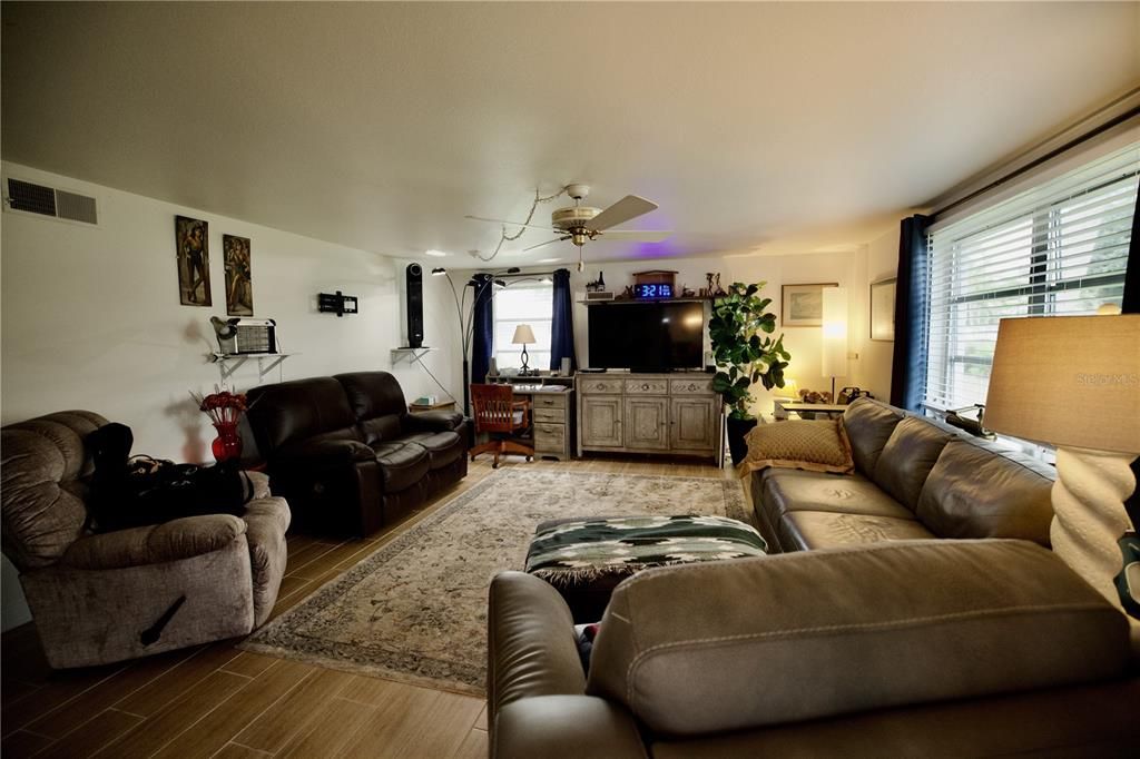 For Sale: $195,900 (2 beds, 2 baths, 1195 Square Feet)