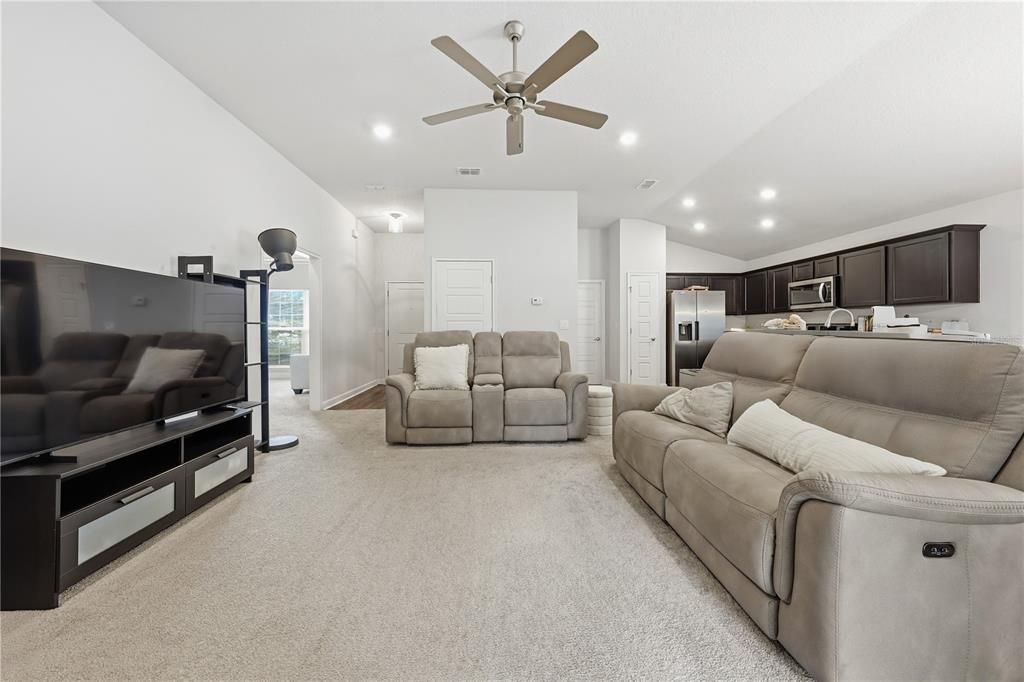 For Sale: $309,900 (3 beds, 2 baths, 1292 Square Feet)