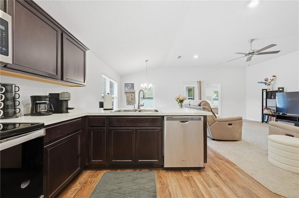 For Sale: $309,900 (3 beds, 2 baths, 1292 Square Feet)