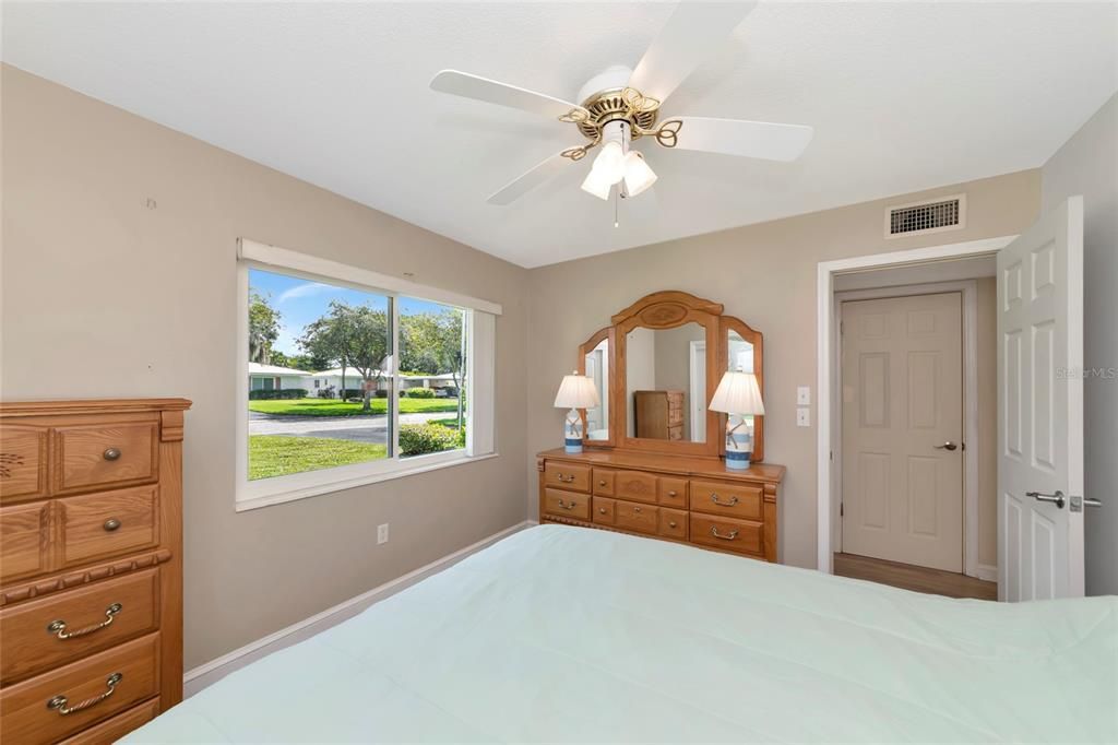 For Sale: $175,000 (2 beds, 2 baths, 1055 Square Feet)