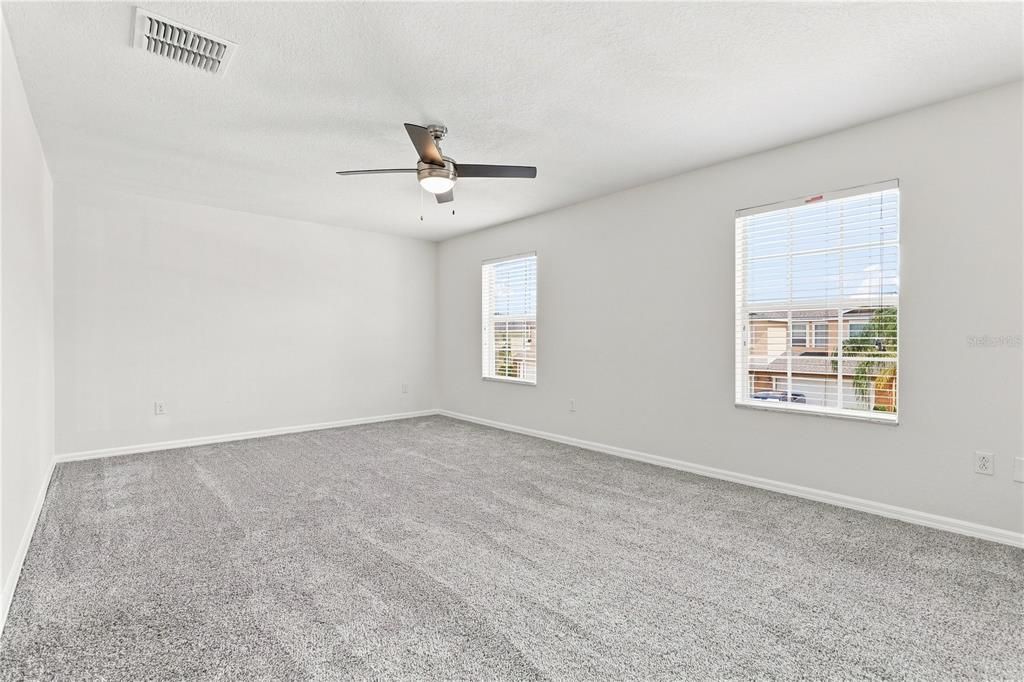 Activo con contrato: $380,000 (4 camas, 2 baños, 2465 Pies cuadrados)