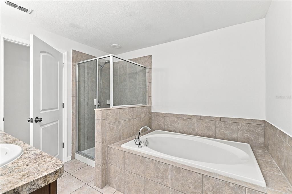 Activo con contrato: $380,000 (4 camas, 2 baños, 2465 Pies cuadrados)