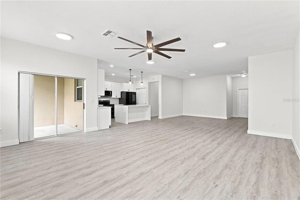 Activo con contrato: $380,000 (4 camas, 2 baños, 2465 Pies cuadrados)