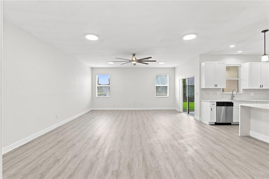 Activo con contrato: $380,000 (4 camas, 2 baños, 2465 Pies cuadrados)