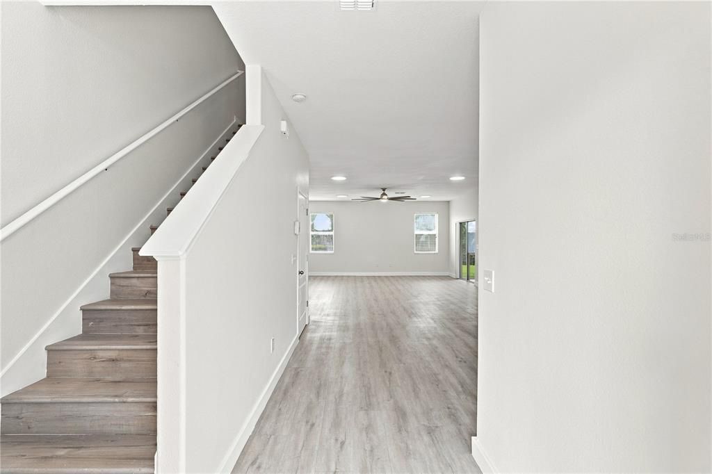 Activo con contrato: $380,000 (4 camas, 2 baños, 2465 Pies cuadrados)