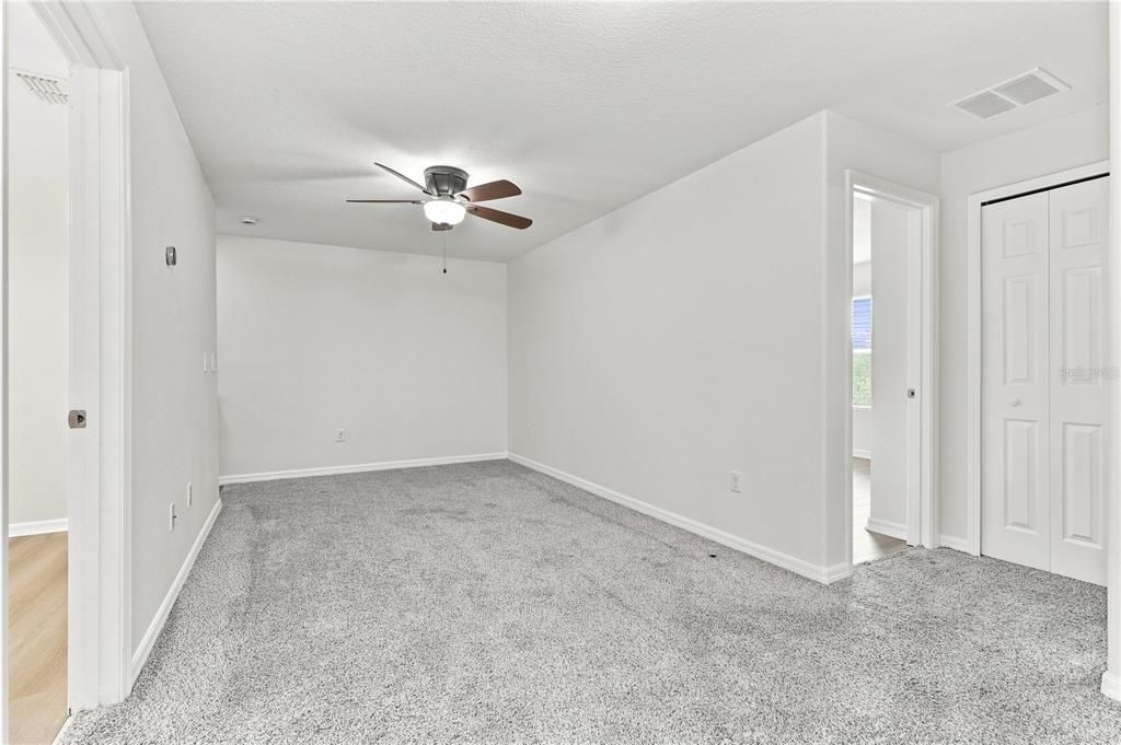 Activo con contrato: $380,000 (4 camas, 2 baños, 2465 Pies cuadrados)