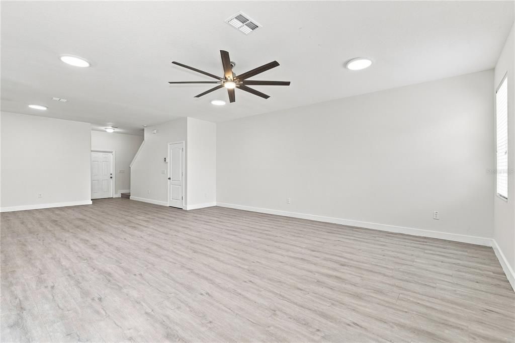 Activo con contrato: $380,000 (4 camas, 2 baños, 2465 Pies cuadrados)
