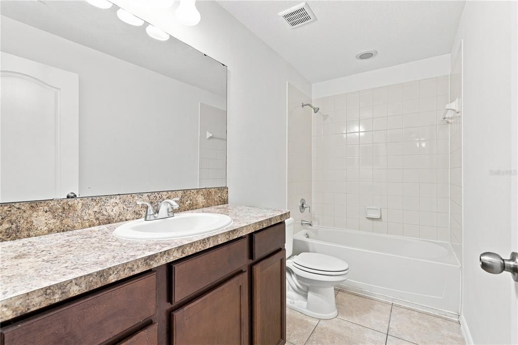Activo con contrato: $380,000 (4 camas, 2 baños, 2465 Pies cuadrados)