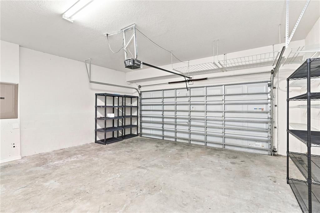 Activo con contrato: $380,000 (4 camas, 2 baños, 2465 Pies cuadrados)