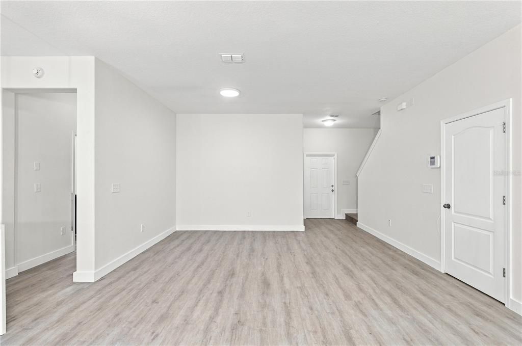 Activo con contrato: $380,000 (4 camas, 2 baños, 2465 Pies cuadrados)