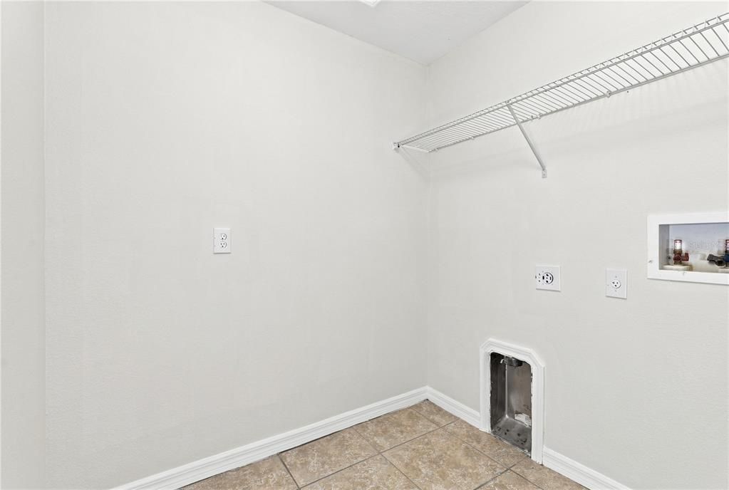 Activo con contrato: $380,000 (4 camas, 2 baños, 2465 Pies cuadrados)