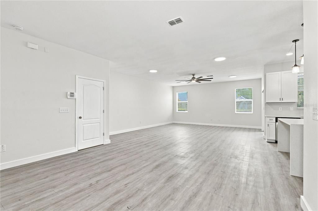 Activo con contrato: $380,000 (4 camas, 2 baños, 2465 Pies cuadrados)