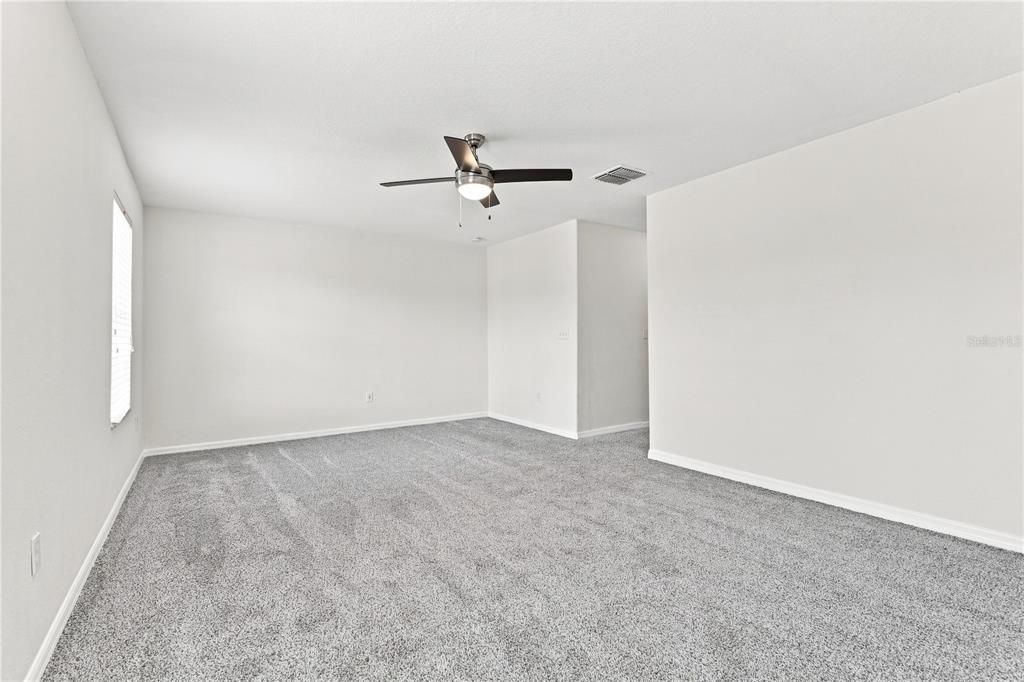 Activo con contrato: $380,000 (4 camas, 2 baños, 2465 Pies cuadrados)