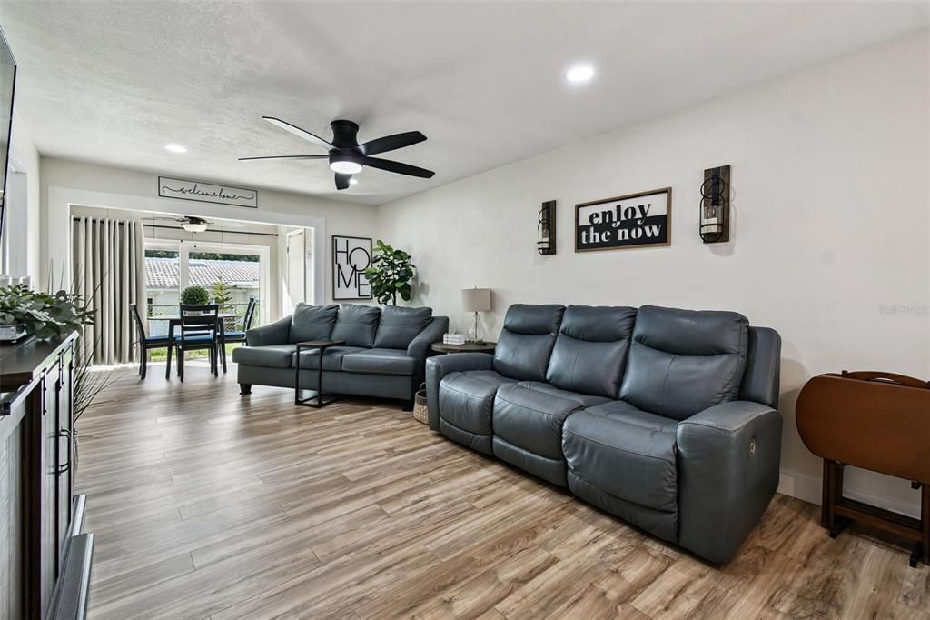 For Rent: $2,600 (2 beds, 2 baths, 865 Square Feet)