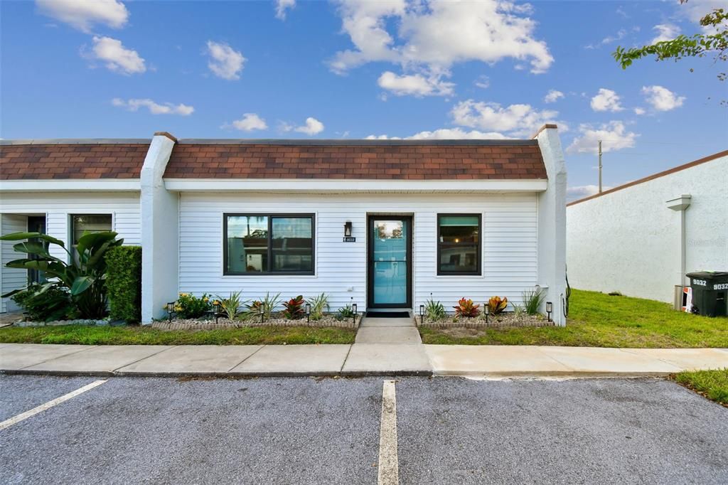 For Rent: $2,600 (2 beds, 2 baths, 865 Square Feet)