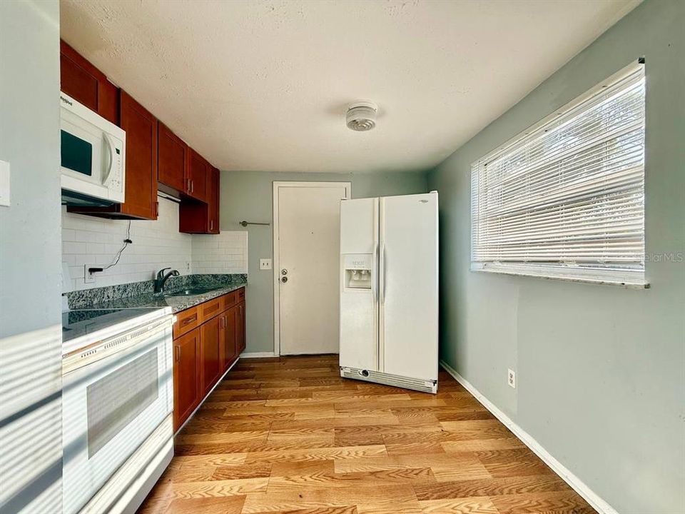 For Rent: $1,250 (2 beds, 1 baths, 702 Square Feet)