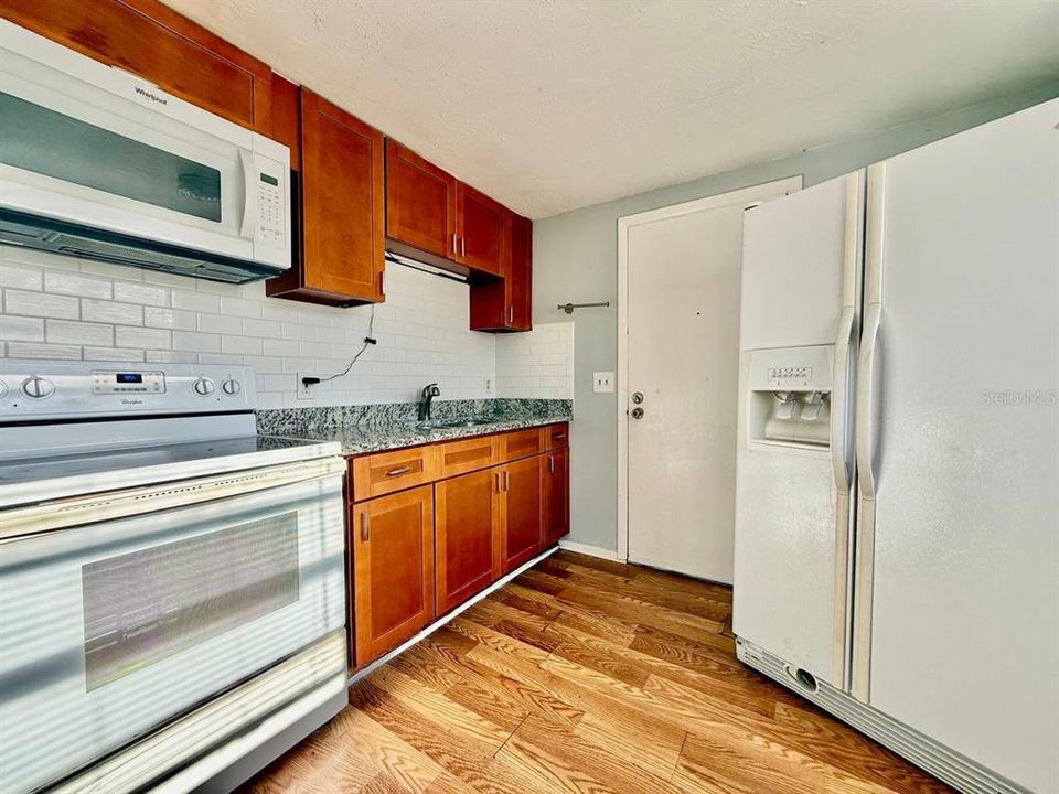 For Rent: $1,250 (2 beds, 1 baths, 702 Square Feet)