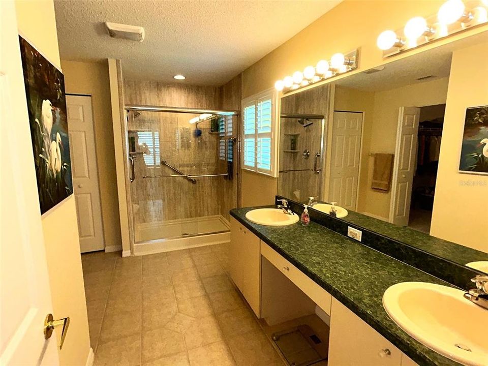 For Sale: $389,000 (3 beds, 2 baths, 1944 Square Feet)