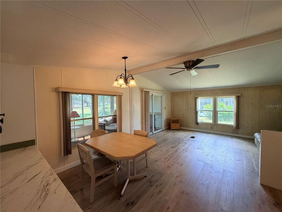 For Sale: $185,000 (2 beds, 2 baths, 920 Square Feet)