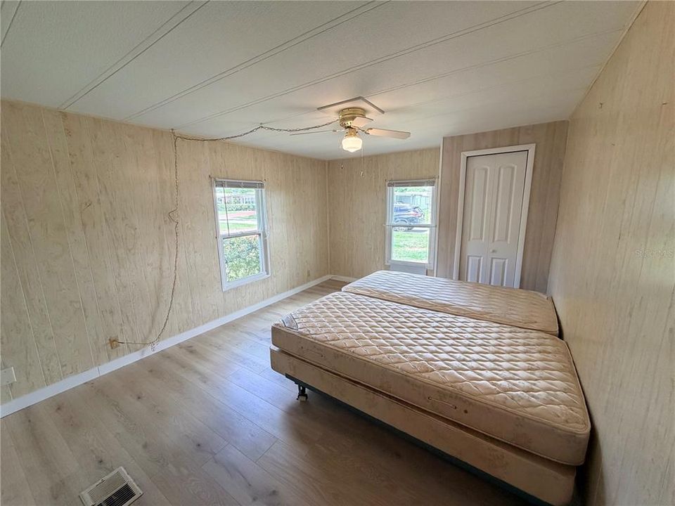 For Sale: $185,000 (2 beds, 2 baths, 920 Square Feet)