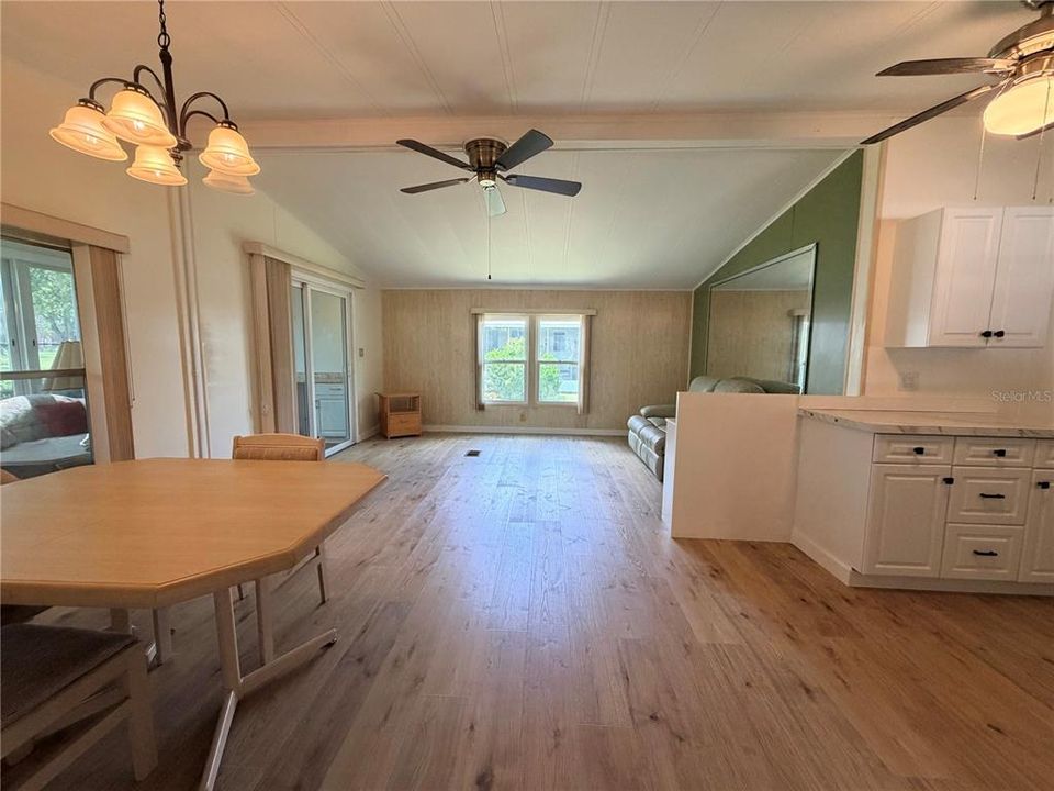 For Sale: $185,000 (2 beds, 2 baths, 920 Square Feet)