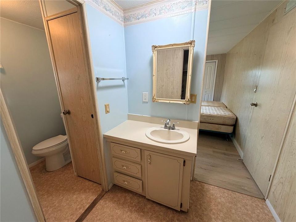 For Sale: $185,000 (2 beds, 2 baths, 920 Square Feet)
