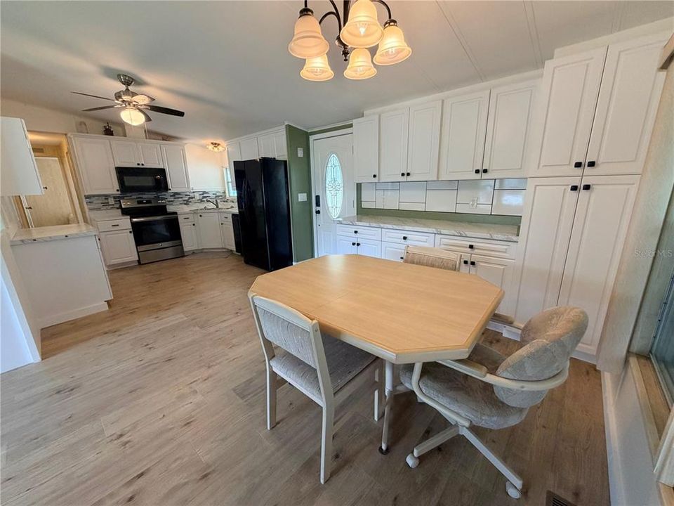 For Sale: $185,000 (2 beds, 2 baths, 920 Square Feet)