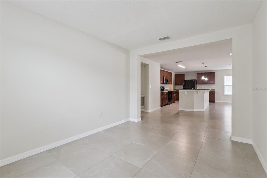 En Venta: $375,000 (3 camas, 2 baños, 2026 Pies cuadrados)