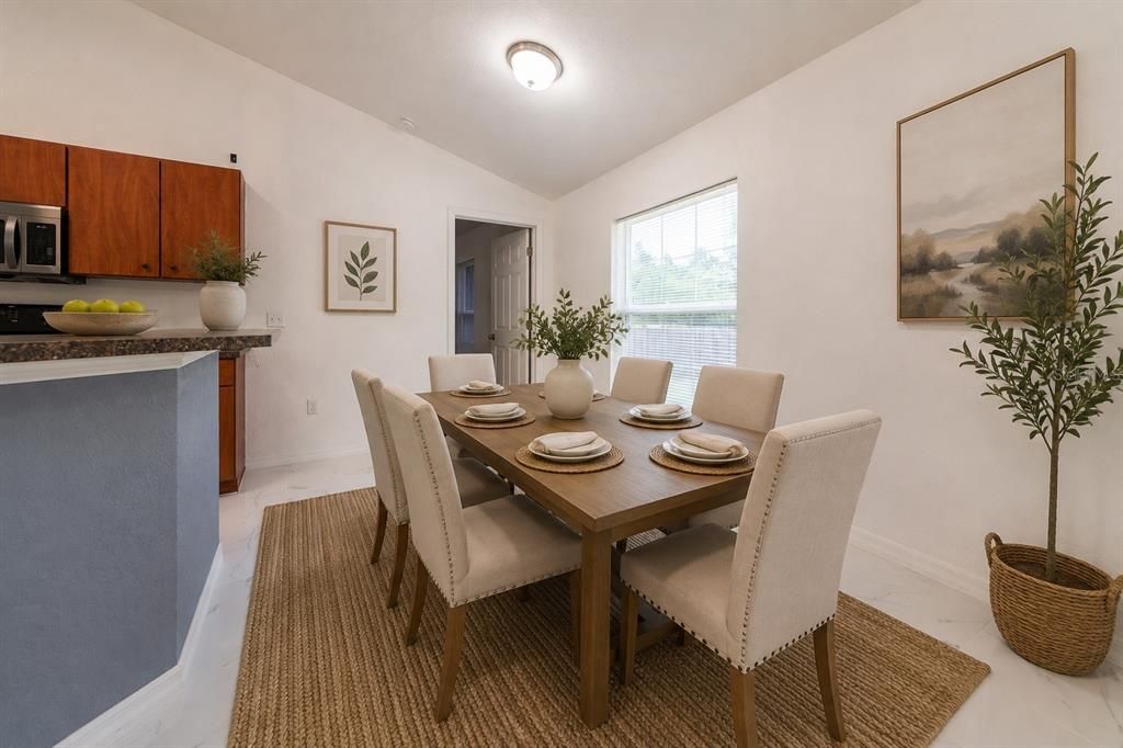 For Rent: $1,700 (3 beds, 2 baths, 1406 Square Feet)
