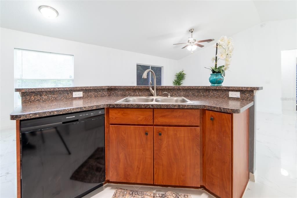 For Rent: $1,700 (3 beds, 2 baths, 1406 Square Feet)