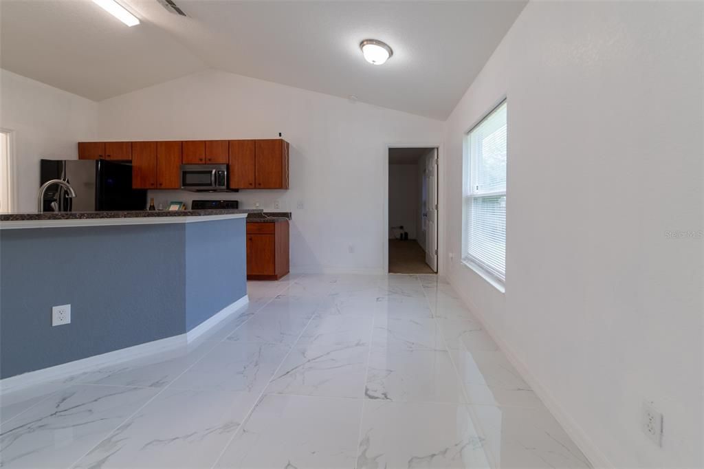 For Rent: $1,700 (3 beds, 2 baths, 1406 Square Feet)