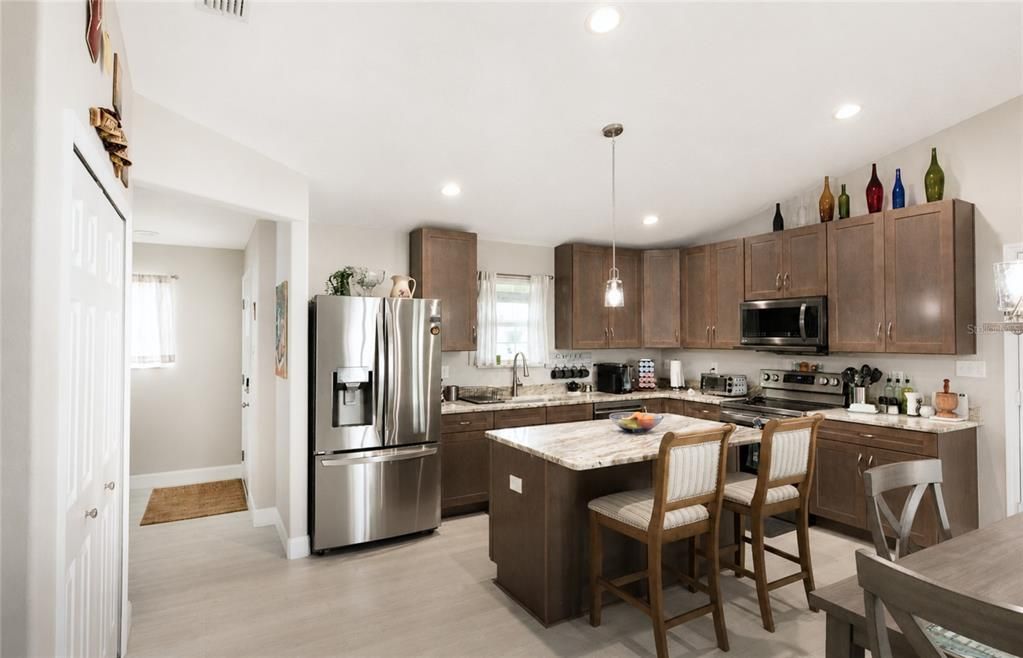 For Sale: $335,000 (2 beds, 2 baths, 1191 Square Feet)