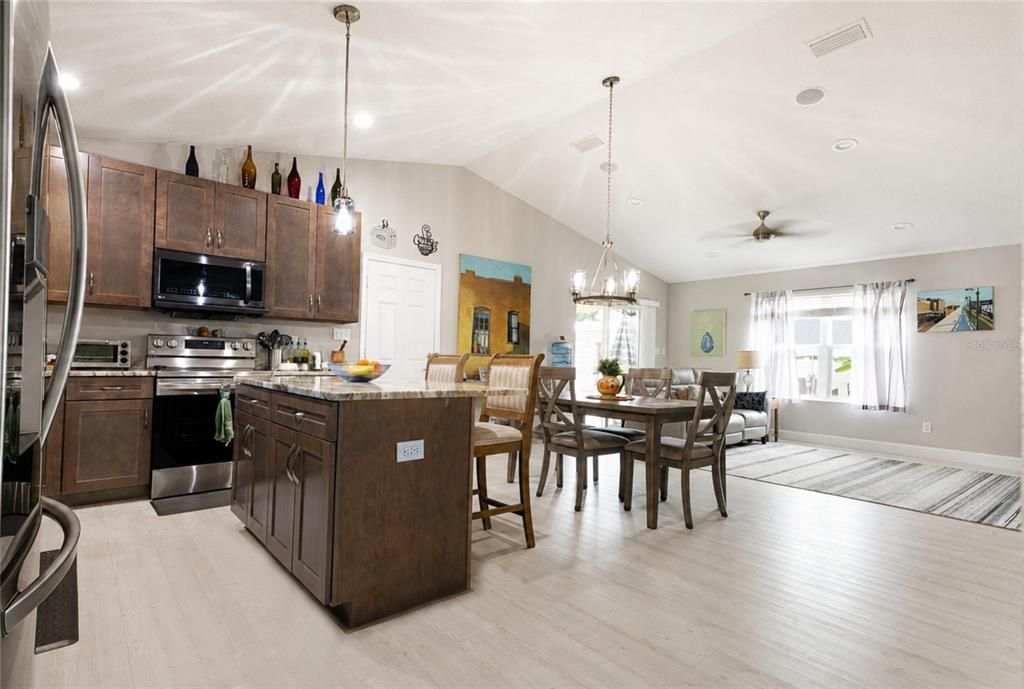 For Sale: $335,000 (2 beds, 2 baths, 1191 Square Feet)