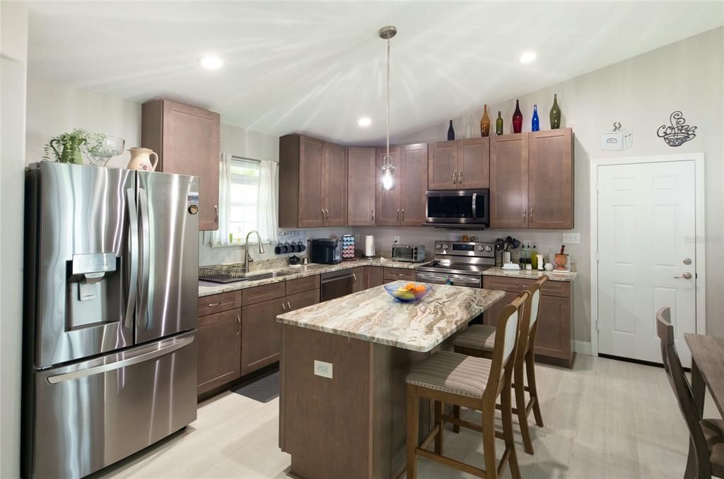 For Sale: $335,000 (2 beds, 2 baths, 1191 Square Feet)