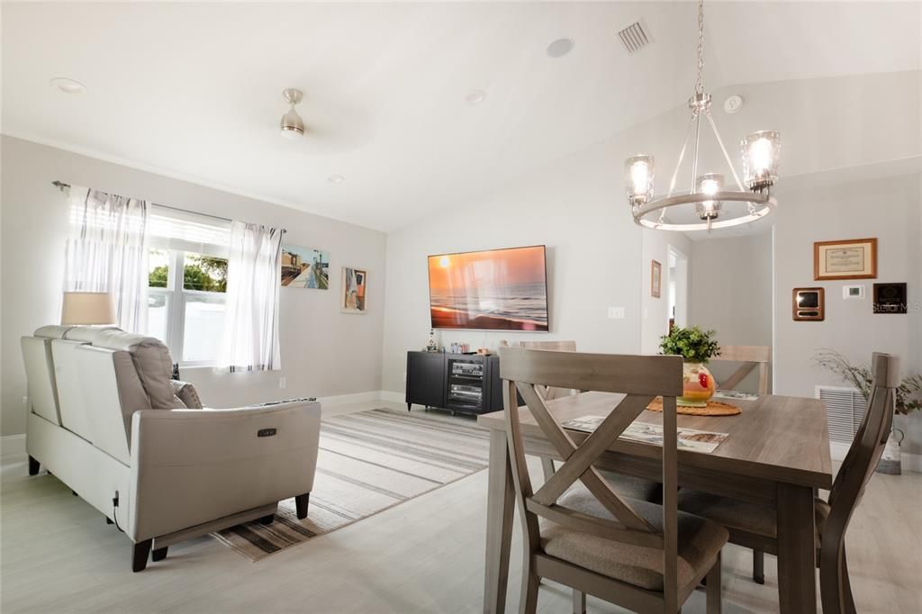 For Sale: $335,000 (2 beds, 2 baths, 1191 Square Feet)
